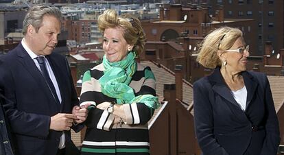 Antonio Miguel Carmona junto a Esperanza Aguirre en presencia de Manuela Carmena, el 22 de mayo.