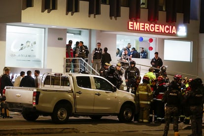 La camioneta en la que viajaba Fernando Villavicencio en las afueras del hospital al que fue trasladado en la capital ecuatoriana. 
