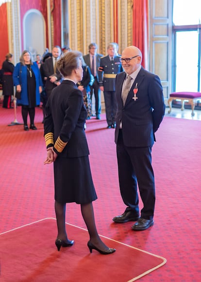 Sam MckNight recibiendo la Orden del Imperio Británico por parte de la princesa Ana en una imagen cedida por el peluquero.