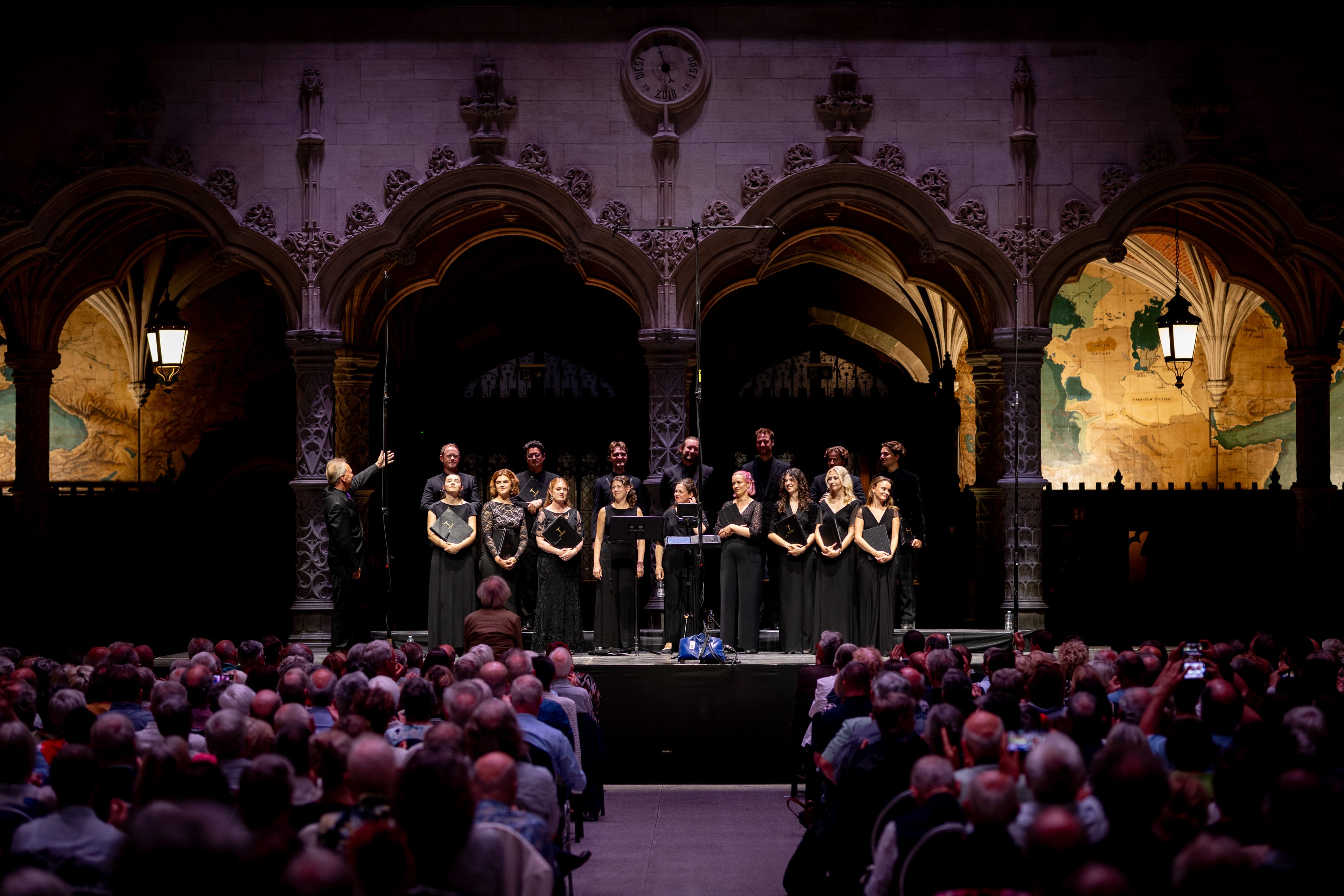Nigel Short agradece los aplausos del público al final del concierto derivando el mérito a los integrantes de Tenebrae.