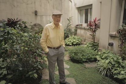 Blas Matamoro posa en el patio de su casa por la promoción de su último libro.