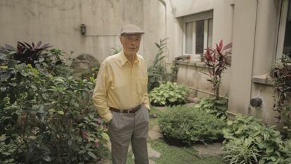 Blas Matamoro posa en el patio de su casa por la promoción de su último libro.