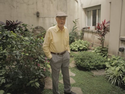 Blas Matamoro posa en el patio de su casa por la promoción de su último libro.