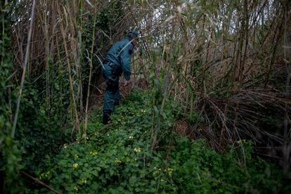 Un agente de la Guardia Civil durante los trabajos de búsqueda del pequeño Gabriel Cruz cerca de un aljibe en la localidad de Las Negras (Almería), el 5 de marzo de 2018.