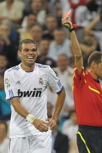 Pepe sonríe tras ser expulsado por Clos Gómez.
