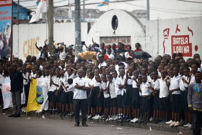 Un grupo aguarda la llegada del Papa a Kinsasa, donde Francisco empieza su viaje al centro de África este martes. 