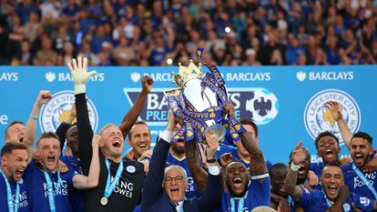 El Leicester City festeja el título de Premier League de la temporada 2015/2016.