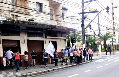 Militantes fazem campanha para Russomanno e aliados a uma quadra de distância do Templo de Salomão