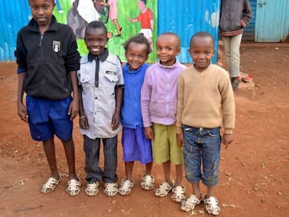 Niños con zapatos nuevos.