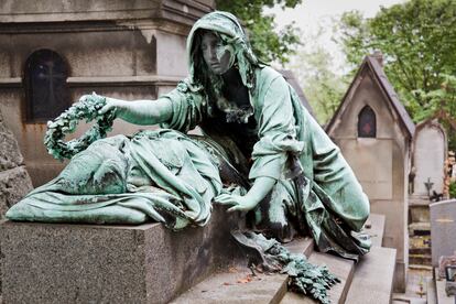 Escultura en una de las tumbas del cementerio Père Lachaise de París, conocido por sus famosos 'inquilinos'.
