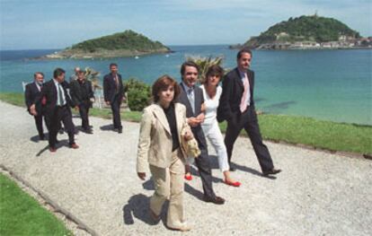 Aznar, ayer en San Sebastián, con Carlos Iturgaiz, María San Gil (centro) y Regina Otaola (izquierda), candidata del PP a diputada general de Guipúzcoa.