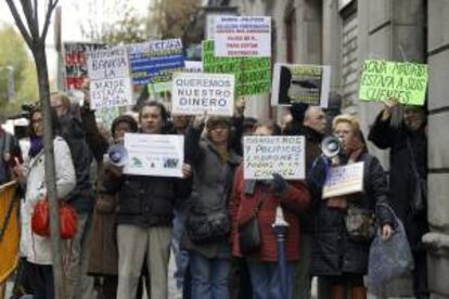 Afectados por las participaciones preferentes de Bankia esperan con pancartas ante la Audiencia Nacional. EFE/Archivo