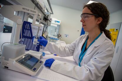 Una trabajadora de Viralgen, en los laboratorios de la empresa en San Sebastián, el 3 de abril.