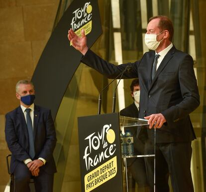 El director del Tour de Francia, Christian Prudhomme, frente al lehendakari, Iñigo Urkullu, durante la presentación de la salida del Tour de Francia de 2023.