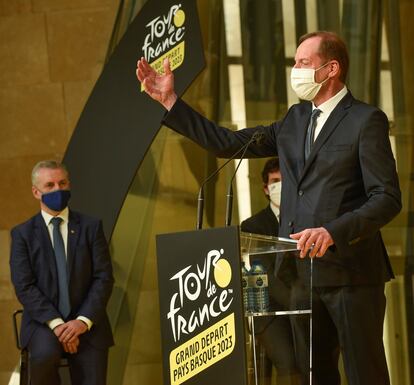 El director del Tour de Francia, Christian Prudhomme, frente al lehendakari, Iñigo Urkullu, durante la presentación de la salida del Tour de Francia de 2023. 