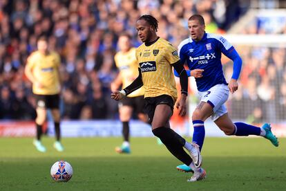 Lamar Reynolds (izquierda) durante el partido contra el Ipswich en FA Cup.