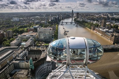 El 9 de marzo de 2000, tras siete años de construcción, se inauguraba el London Eye, uno de los puntos más turísticos de la capital británica. Conocida también como la rueda del milenio, es una de las norias más famosas y visitadas del mundo (unos tres millones y medio de personas se suben a ella cada año). Situada junto al río Támesis, frente al Big Ben, desde sus 135 metros de altura ofrece una panorámica perfecta del centro de Londres, y en un día claro las vistas alcanzan hasta 40 kilómetros de distancia. En esta obra de ingeniería que recuerda a la rueda de una bicicleta los ejes de la estructura nunca interrumpen las vistas de los pasajeros porque las góndolas están sujetas al exterior de la misma. En total, 32 cápsulas selladas de ocho metros de longitud con capacidad para 25 personas, que suben y bajan sin que la noria llegue a pararse. Las cabinas se pueden alquilar para fiestas, cenas o una proposición de matrimonio (como ya han hecho unas 5.000 parejas). La vuelta se completa en media hora y la entrada más barata cuesta 28 euros. Más información: <a href="https://www.londoneye.com/" target="_blank">www.londoneye.com</a>