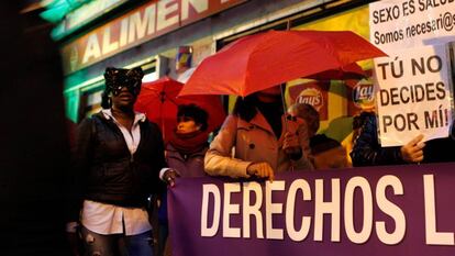 MADRID, 14/11/2018.- Concentración convocada por el sindicato OTRAS para exigir sus derechos laborales frente a la sede del PSOE en Madrid.