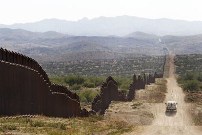 Imagen de la extensa valla que separa Estados Unidos de México en el desierto de Sonora.