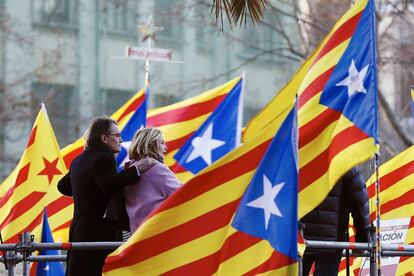 El expresidente Artur Mas y la exvicepresidenta Joana Ortega a las puertas de la sede del Tribunal Superior de Justicia de Cataluña.