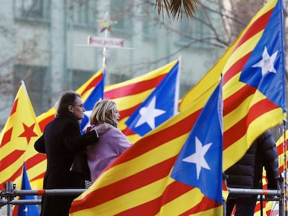 El expresidente Artur Mas y la exvicepresidenta Joana Ortega a las puertas de la sede del Tribunal Superior de Justicia de Catalu&ntilde;a.