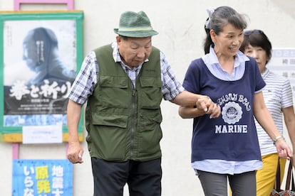 Iwao Hakamada, a la izquierda, junto a una simpatizante, el pasado miércoles en Hamamatsu.