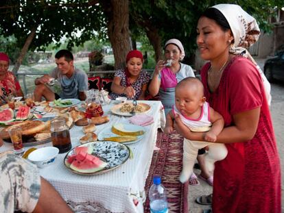 Kirguistán, región de Jelal-Abad. Esta familia se ha beneficiado de un proyecto de modernización de la agricultura de regadío en pequeña escala.