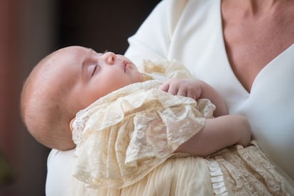 El pequeño Luis de Cambridge (aquí en su bautizo, el 9 de julio) es quinto en la línea de sucesión al trono. Nació el 23 de abril en Londres y desde entonces apenas se han visto imágenes de él, más que en el día de su bautismo. No ha estado presente en las bodas de Enrique y Meghan ni en la de Eugenia de York el pasado 12 de octubre, que congregó a todos sus hermanos y primos mayores.