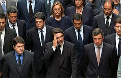 De izquierda a derecha, Olivas, Trillo, Aznar, Zaplana y Acebes, ayer, durante el funeral por las víctimas mortales del atentado.