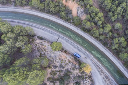 El trasvase está suspendido desde el pasado mes de mayo por la sequía, pero desde junio de 2015 hasta ese momento se desviaron 375 hectómetros cúbicos de agua. En la imagen, las conducciones del trasvase cerca de Almonacid de Zorita.