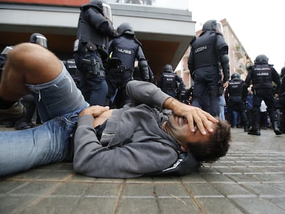 Cargas policiales de los antidisturbios de la Policía Nacional en la Escola Mediterrània de Barcelona durante el 1-O.