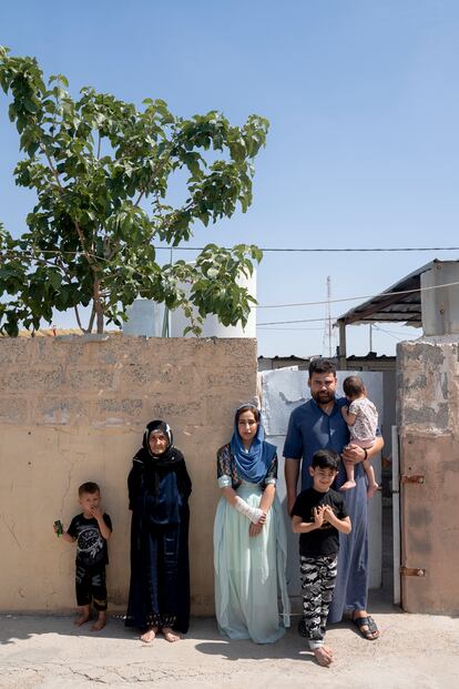 Sana Omer Aziz, junto a su marido, su suegra y sus hijos, en el campamento de desplazados de Debaga, donde viven 8.000 personas. Ellos son kurdos y no pueden volver a su hogar.