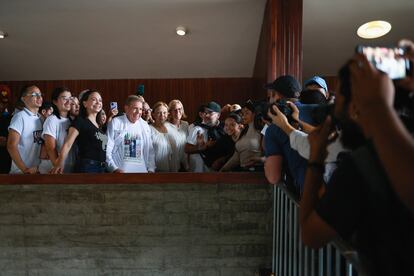 Decenas de periodistas se apretujan durante la cobertura de un mitin de Edmundo González Urrutia, en la Universidad Central de Venezuela, el 14 de julio de 2024 en Caracas.