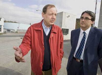 El ex presidente de Anesvad, José Luis Gamarra (a la izquierda), junto a su abogado, cuando salió de la prisión de Basauri.