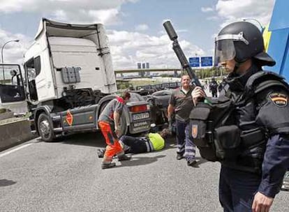 Retirada de uno de los camiones que han obstaculizado durante tres días la circulación por la A-1.