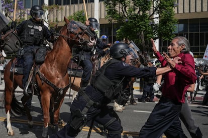Un agente del Departamento de Policía de Los Ángeles empuja a un manifestante durante las protestas del 'No kings day' en Los Ángeles, el sábado pasado.