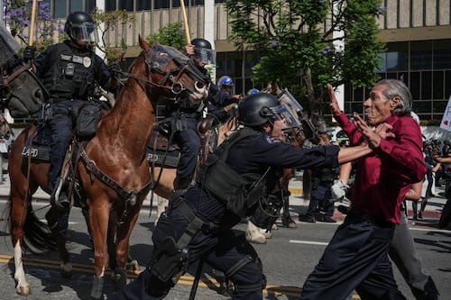 Los latinos luchan por la democracia contra el autoritarismo de Trump