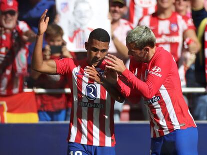 Samu Lino celebrando su tanto con Griezmann.