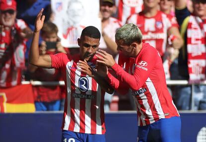 Samu Lino celebrando su tanto con Griezmann.