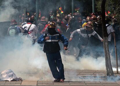 Los mineros de las cooperativas reclaman al Gobierno de Morales que cumpla con el decreto que ordena la transferencia de una rica veta de la localidad de Colquiri, expropiada a Glencore en junio pasado, a ese sector, a lo cual se oponen los trabajadores mineros del Estado.