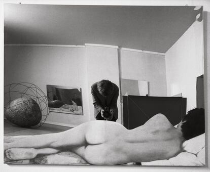 Autorretrato de Ugo Mulas reflejado en la obra de Michelangelo Pistoletto, “Vitalità del negativo”, Roma, 1970