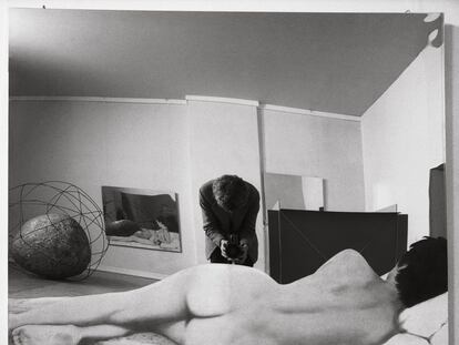 Autorretrato de Ugo Mulas reflejado en la obra de Michelangelo Pistoletto, “Vitalità del negativo”, Roma, 1970