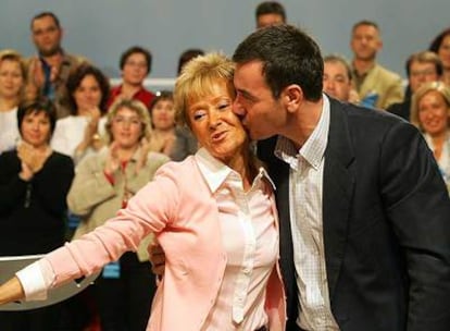 El secretario general del PSM, Tomás Gómez, besa a la vicepresidenta María Teresa Fernández de la Vega.