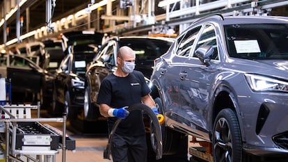 Un empleado trabajaba en la fábrica de Seat en Martorel, en 2020.