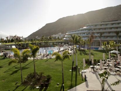 El resort Radisson Blu dispone de 422 habitaciones en torno al bar-piscina.