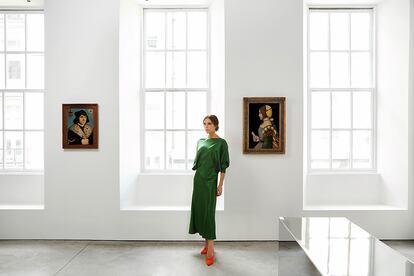 Victoria Beckham en su tienda con obras de la subasta Old Masters de Sotheby’s.