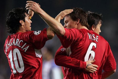 Los jugadores del Liverpool, Luis García y Riise celebran el único gol del partido.