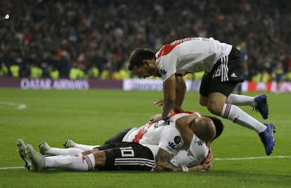 Gonzalo Martínez celebra con su equipo el tercer gol de River en la final de la Copa Libertadores.