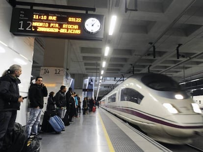 Un tren AVE a l'estació de Girona.