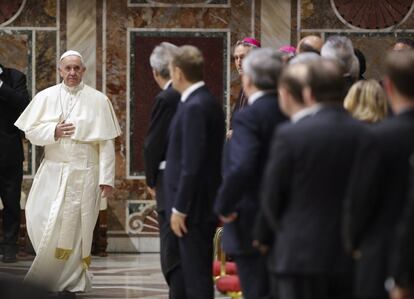 La audiencia, que se celebró en la imponente Sala Regia del palacio apostólico, fue organizada con ocasión el sábado del 60 aniversario del Tratado de Roma que dio origen a la Unión Europea. En la imagen, el papa Francisco antes de entrar en la sala.